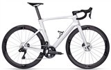 Als je presteert op het hoogste niveau en iedere seconde telt, dan is aerodynamica belangrijk. De nieuwe Blade onderscheidt zich door een extreem licht en sterk UD T2000 carbon frame met volledige kab