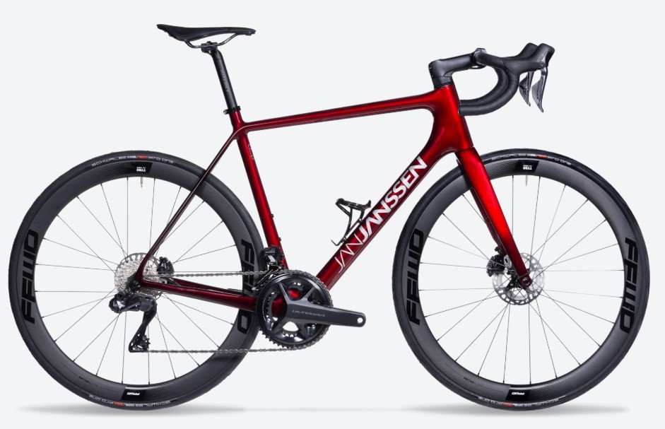 Een Endurance racefiets pur-sang. Met plezier genieten van lange dagen in het zadel. Het frame biedt zelfs ruimte voor 28mm banden. De Jan Janssen Sonic Disc is samen te stellen met andere groepen.